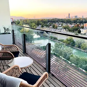Apartament Sunrise Above Sky With Rooftop Pool, Wiedeń