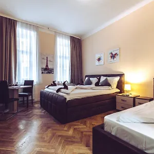 Aurellia Apartment